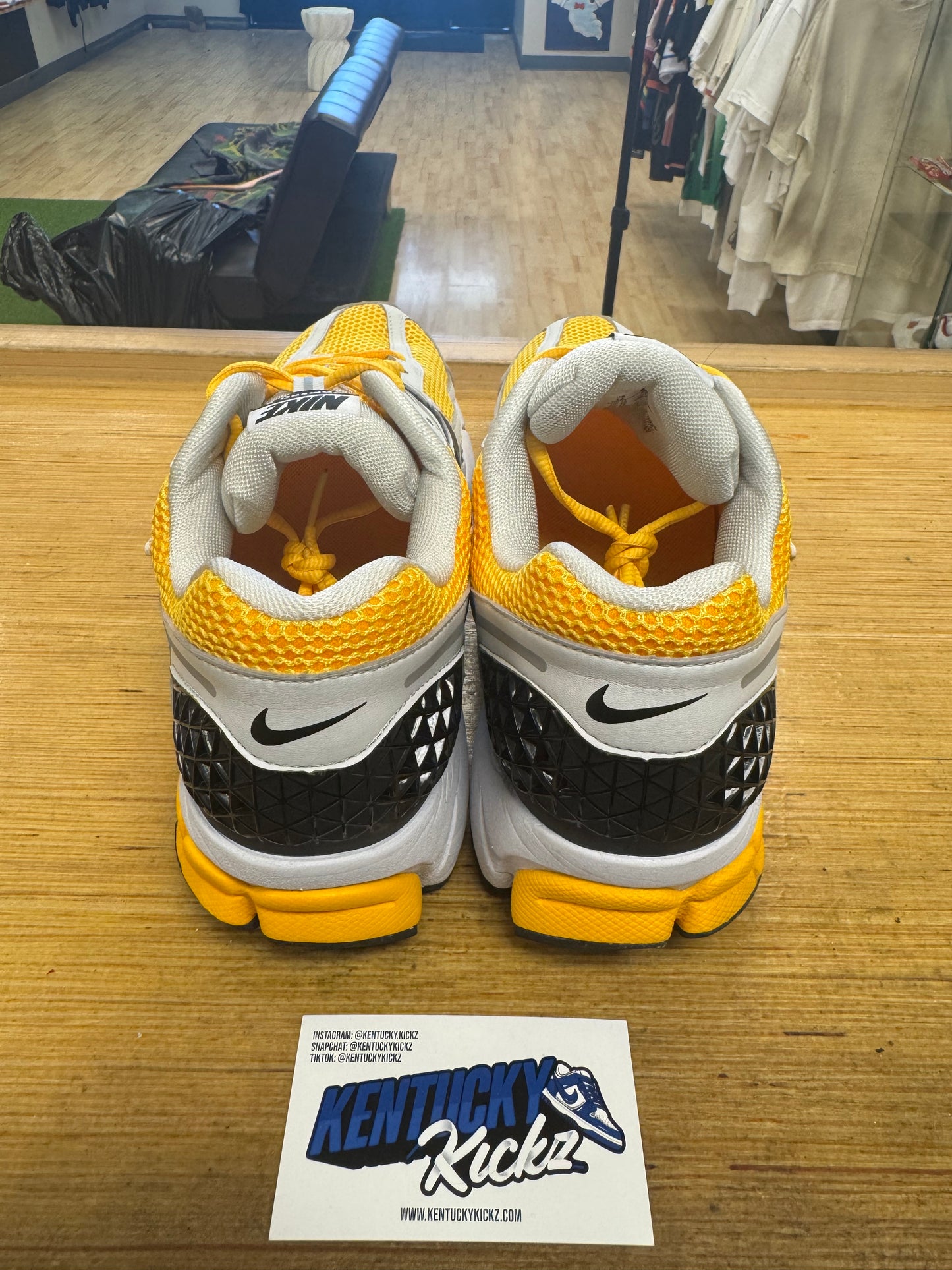 Zoom Vomero 5 “Photon Dust Laser Orange” (Sz 12)