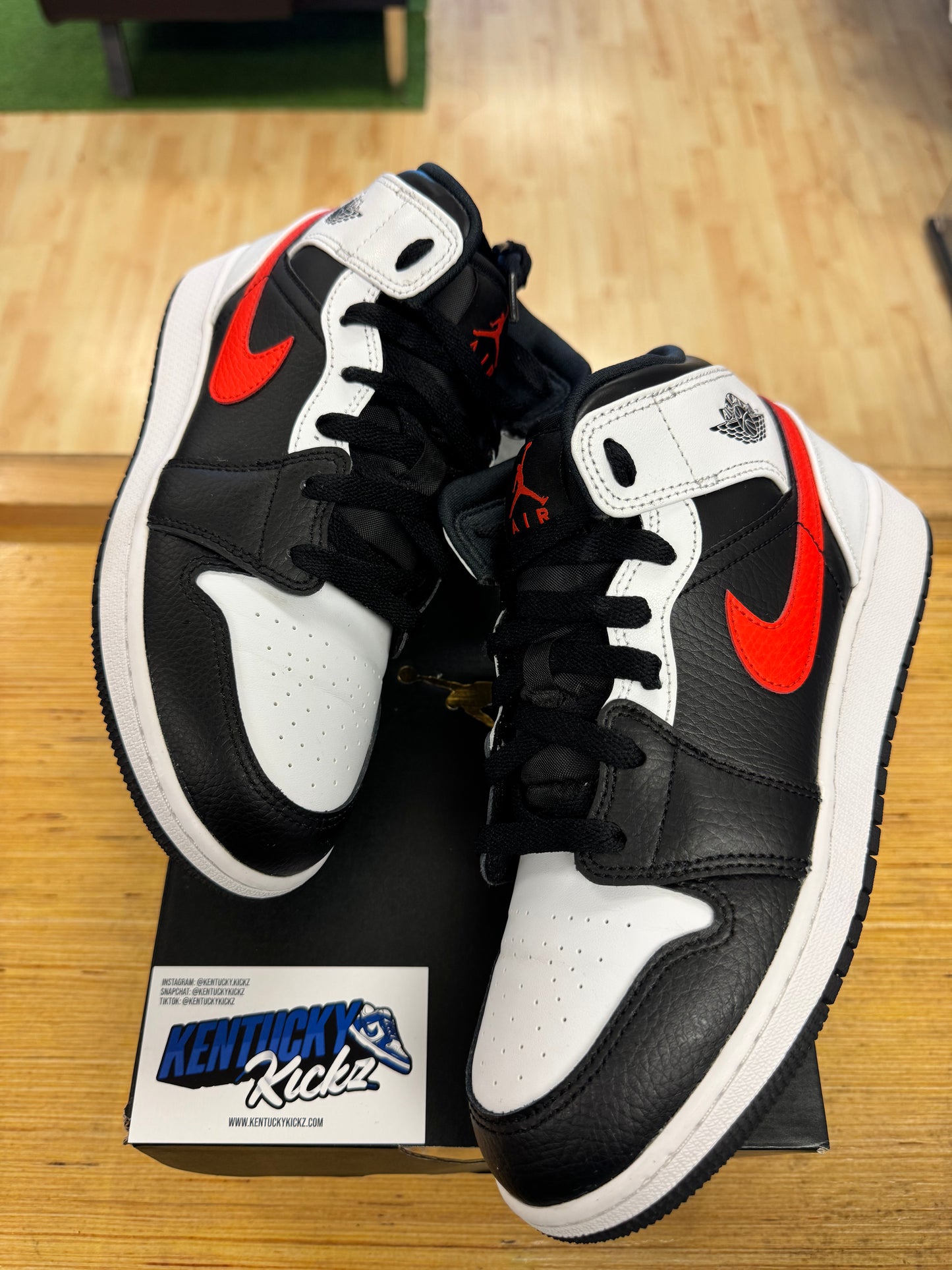 Jordan 1 Mid “White Black Chile Red” (Sz 5.5Y)