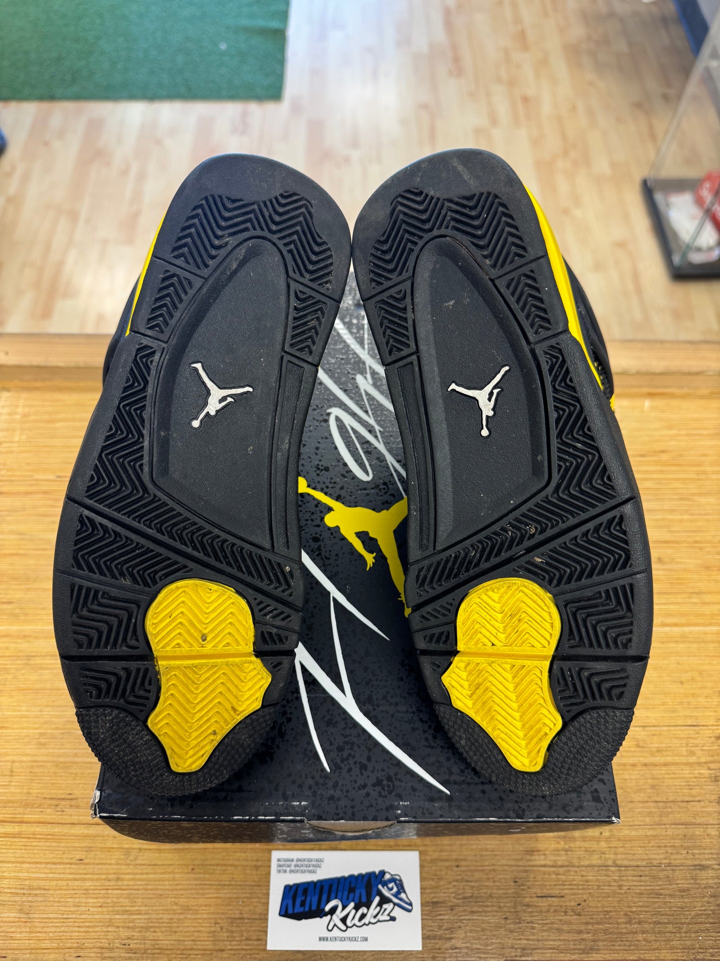 Jordan 4 Retro “Thunder” (Sz 7.5)