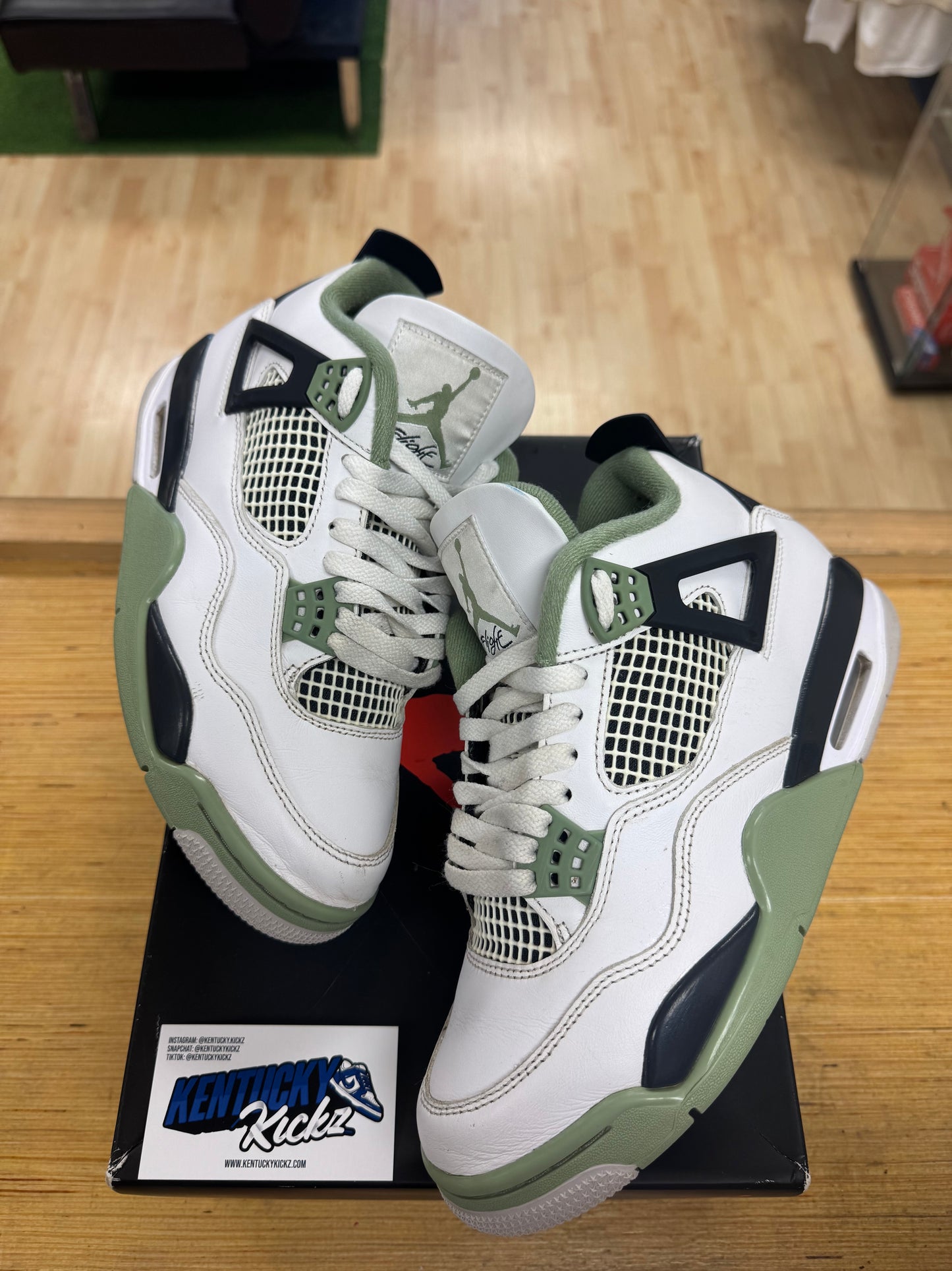 Jordan 4 Retro “Seafoam” (Sz 9W / 7.5 Men)