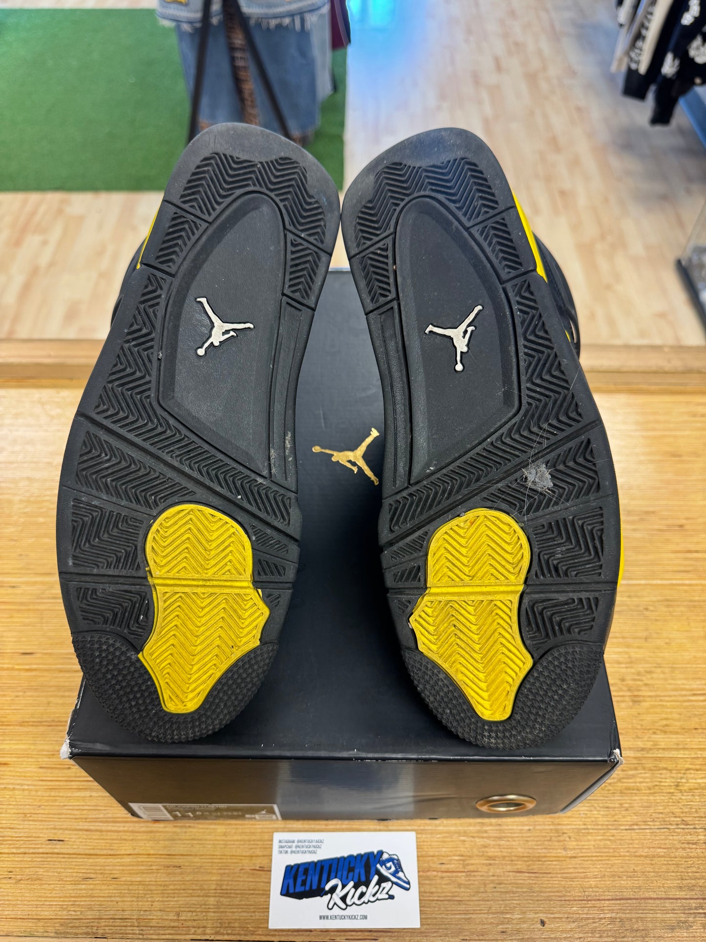 Jordan 4 Retro “Thunder” (Sz 11)