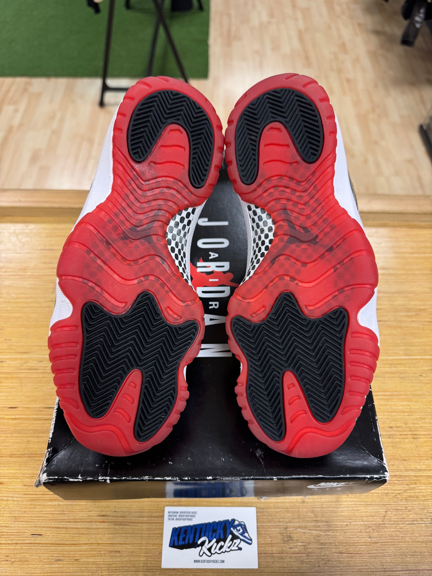 Jordan 11 Retro “Playoffs Bred” 2019 (Sz 8)