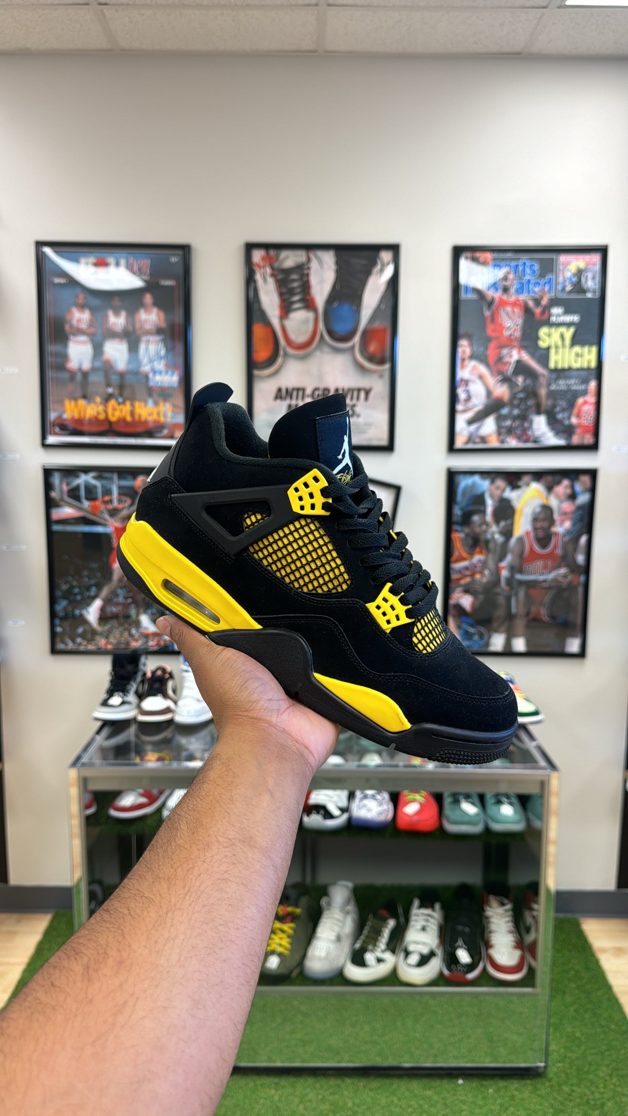 Jordan 4 Retro “Thunder” 2023 (Sz 10.5)