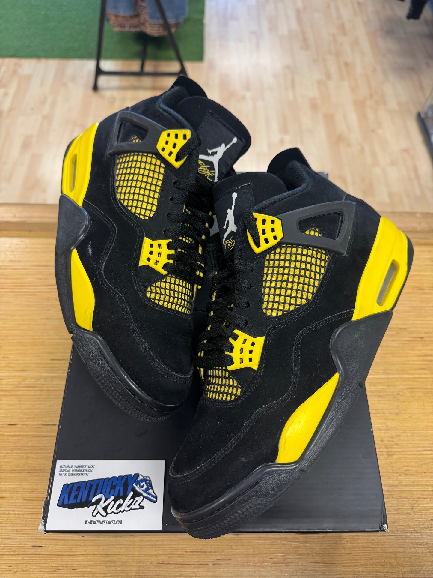 Jordan 4 Retro “Thunder” (Sz 11)