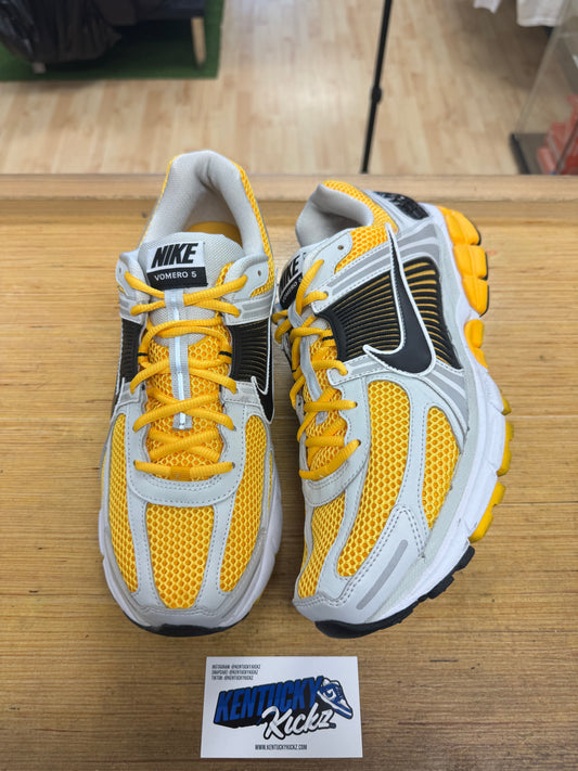 Zoom Vomero 5 “Photon Dust Laser Orange” (Sz 12)