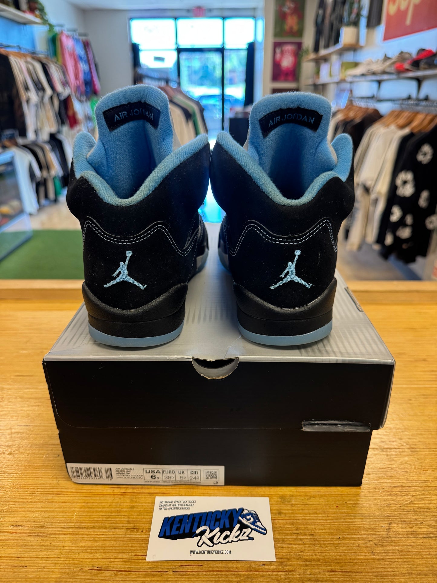 Jordan 5 Retro “Black University Blue” 2026 (Sz 6Y)