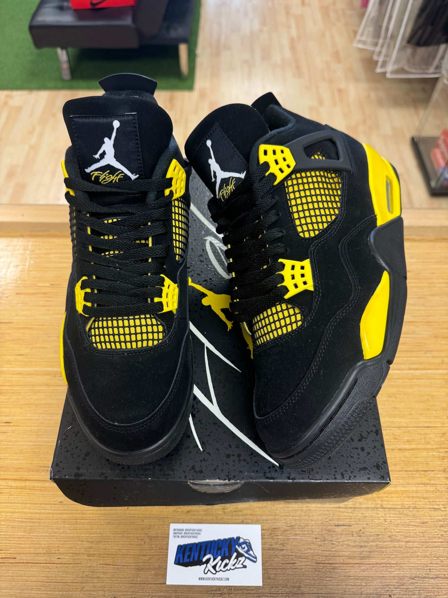 Jordan 4 Retro “Thunder” 2023 (Sz 10.5)